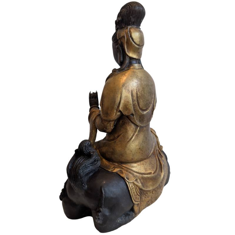 Boeddhistisch Guanyin-beeld op leeuw van brons