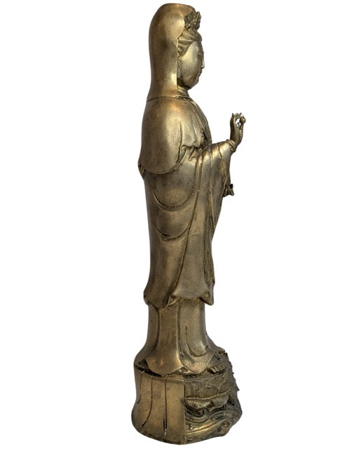 Staande Guanyin met waterfles en wilgentak in Chinees brons