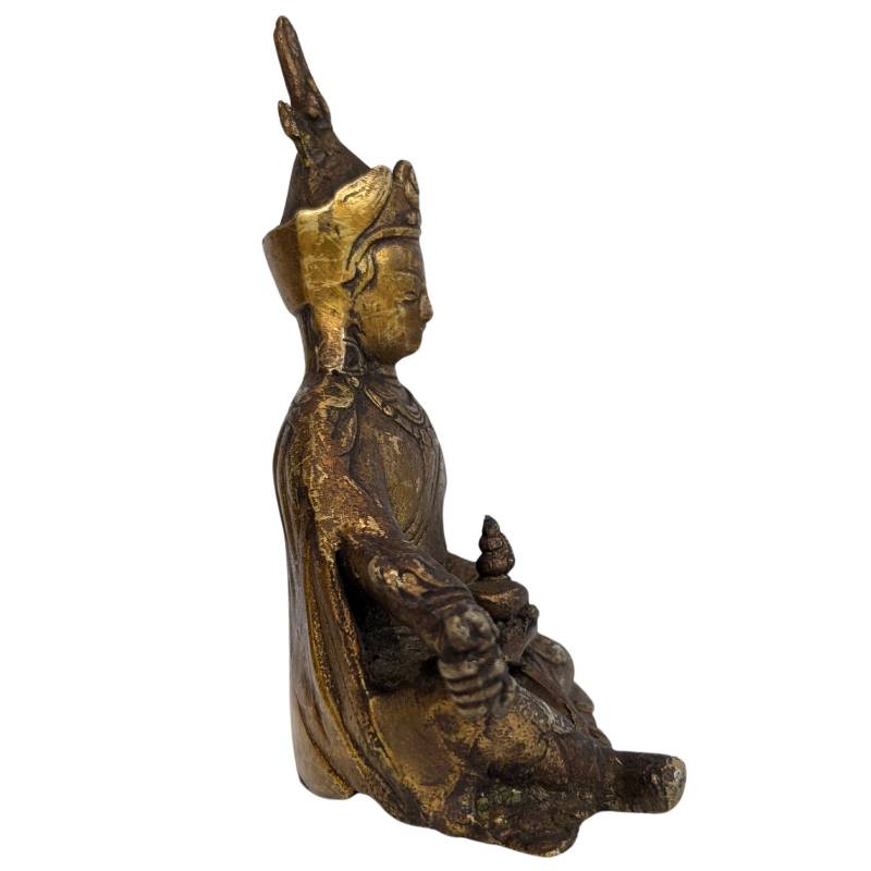 Guru Rinpoche zittend afgebeeld in brons