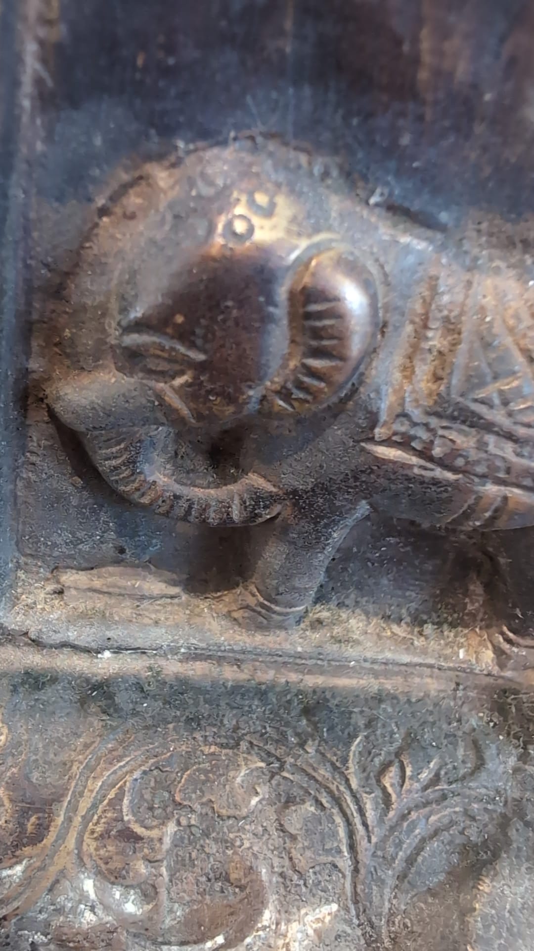 Detail van Himalaya bronzen Boeddha met natuurlijke slijtage