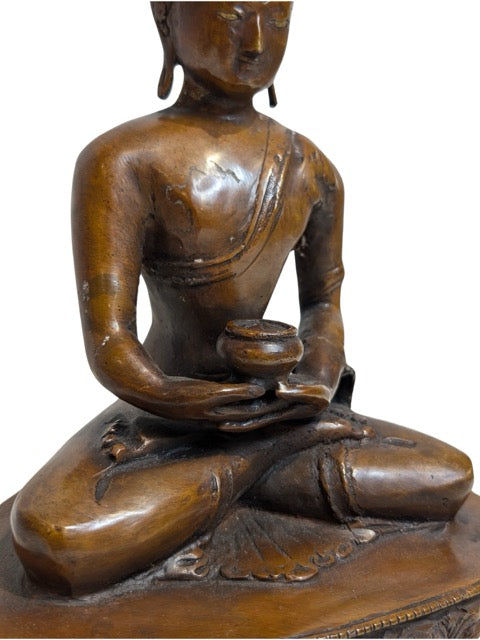 Detail van patra aalmoezenschaal in handen van Himalaya bronzen Boeddha, 17e eeuw