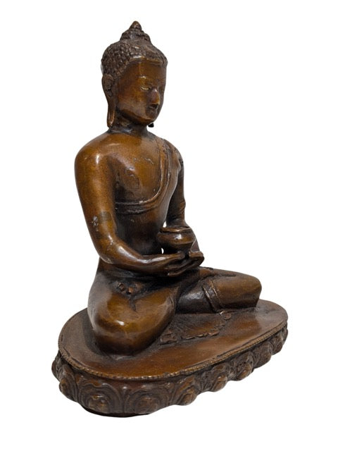 Detail van patra aalmoezenschaal in handen van Himalaya bronzen Boeddha in Dhyana mudra, 17e eeuw