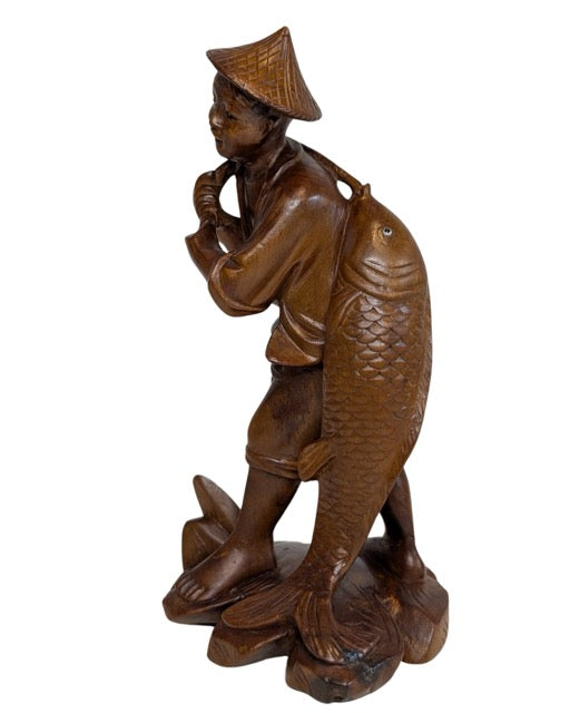 Houten geluksbeeld van visser met karper uit China