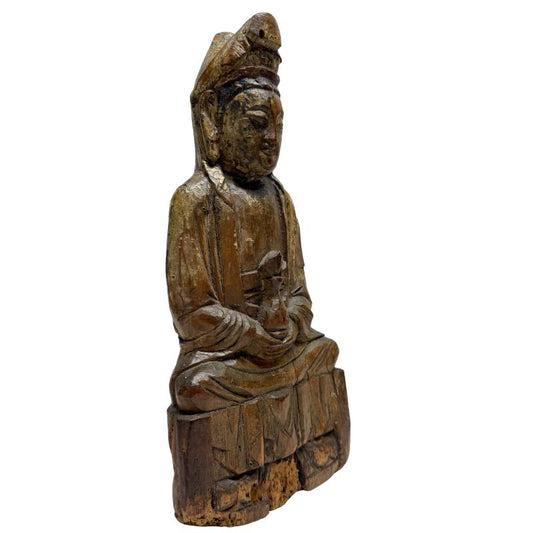 oud chinees houten guanyin beeld met zichtbare ouderdom en karakter  