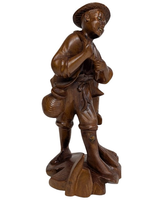 Houten visser met karper geluksbeeld