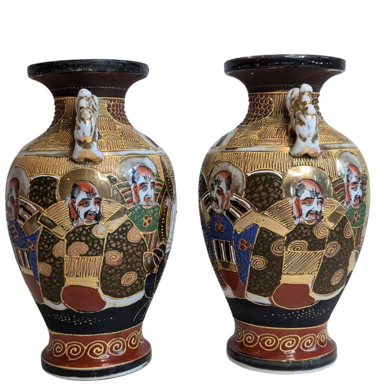 Japanse Satsuma-stijl vaas met handgeschilderde figuren en goudaccenten in moriage-techniek