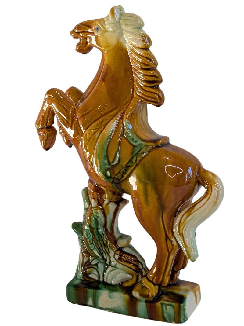 Keramisch paard beeld met expressieve houding en sterke beweging