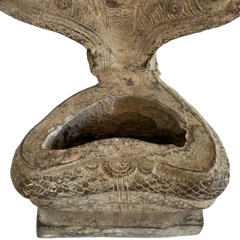 Khmer Mucalinda Boeddha in meditatiehouding gegoten in brons