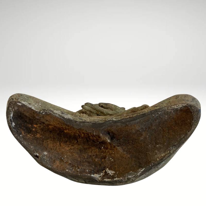 Natuurlijke veroudering en patina op een Khmer Mucalinda Boeddha in brons