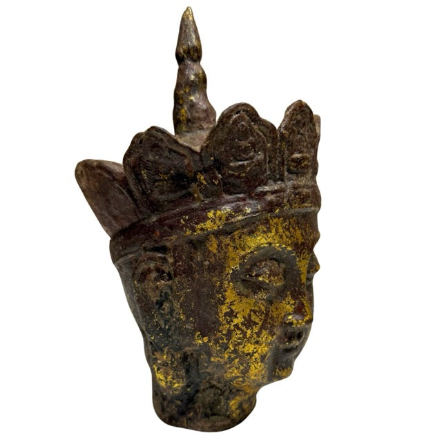 Antiek hoofd van Ksitigarbha Dizang Pusa in verguld gietijzer, boeddhistische tempelcontext