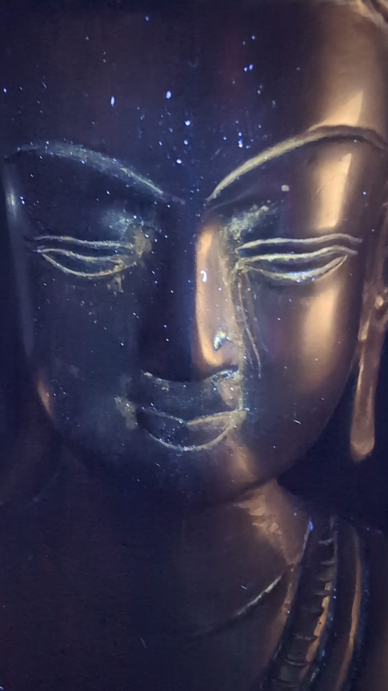 Onder UV lamp Ladakh boeddhabeeld van vuurverguld brons antiek