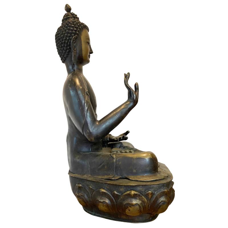 Ladakh Boeddha in vuurverguld brons uit de 18e eeuw, frontale aanblik