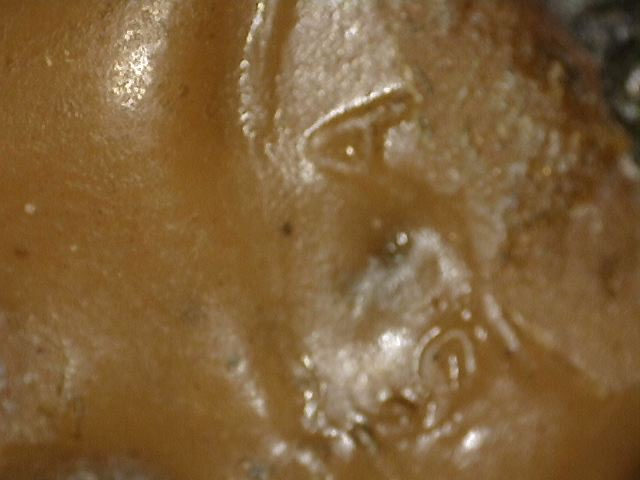 Detail van oude lak- of wasstempel in de haarstructuur van een Chinees Boeddhabeeld