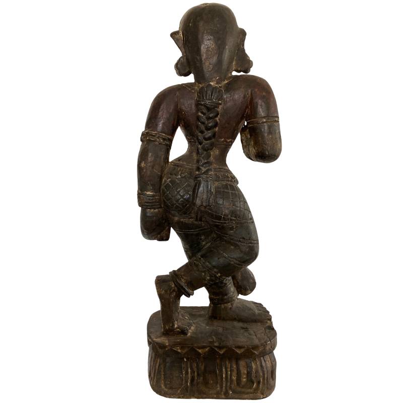 houten Lakshmi beeld Nepal met typische Newar snijlijnen en krachtige vorm 