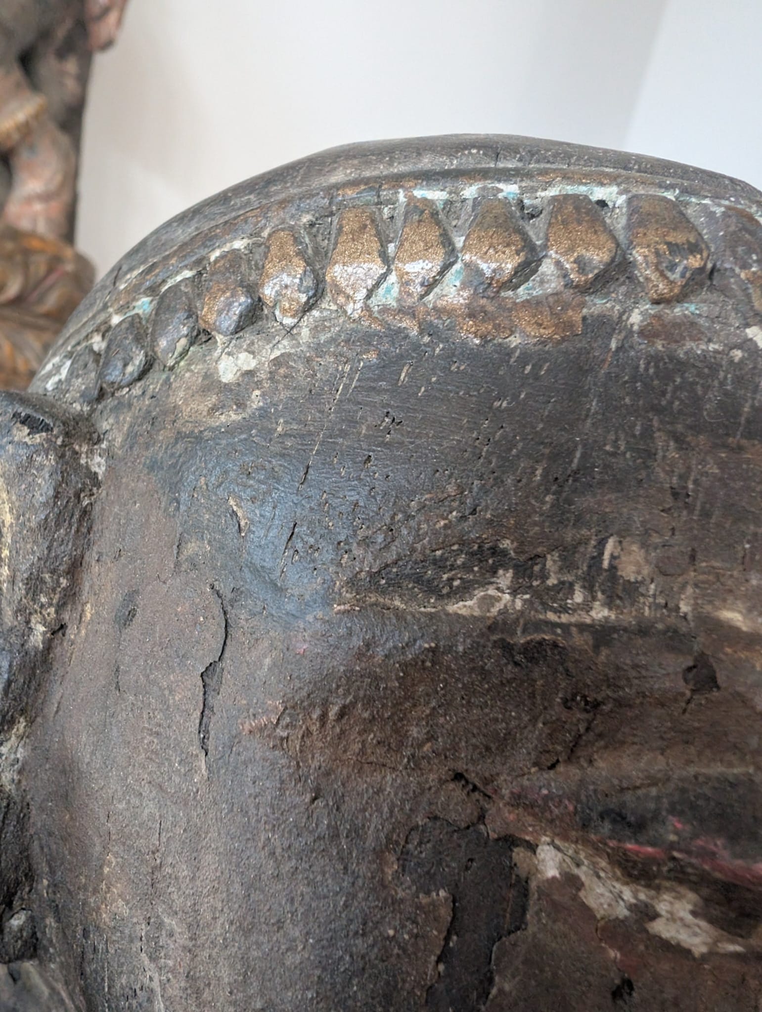 Detail van Lakshmi beeld uit Nepal in hout met authentieke patina en oude opbouw