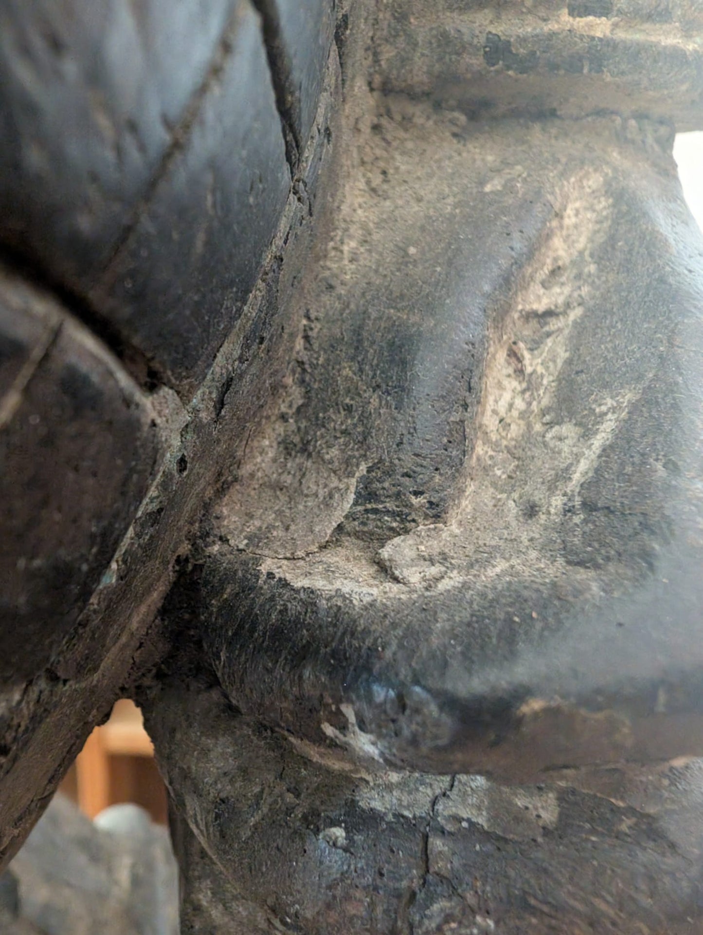 Detail van authentiek snijwerk in houten Lakshmi beeld uit Nepal met oude structuur en slijtage