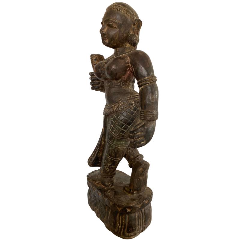 Lakshmi beeld hout Nepal Newar traditie met zichtbare resten van oude rode en zwarte polychromie