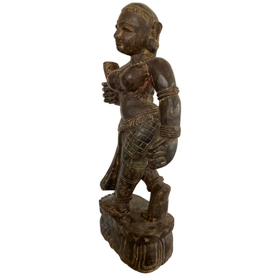 Lakshmi beeld hout Nepal Newar traditie met zichtbare resten van oude rode en zwarte polychromie