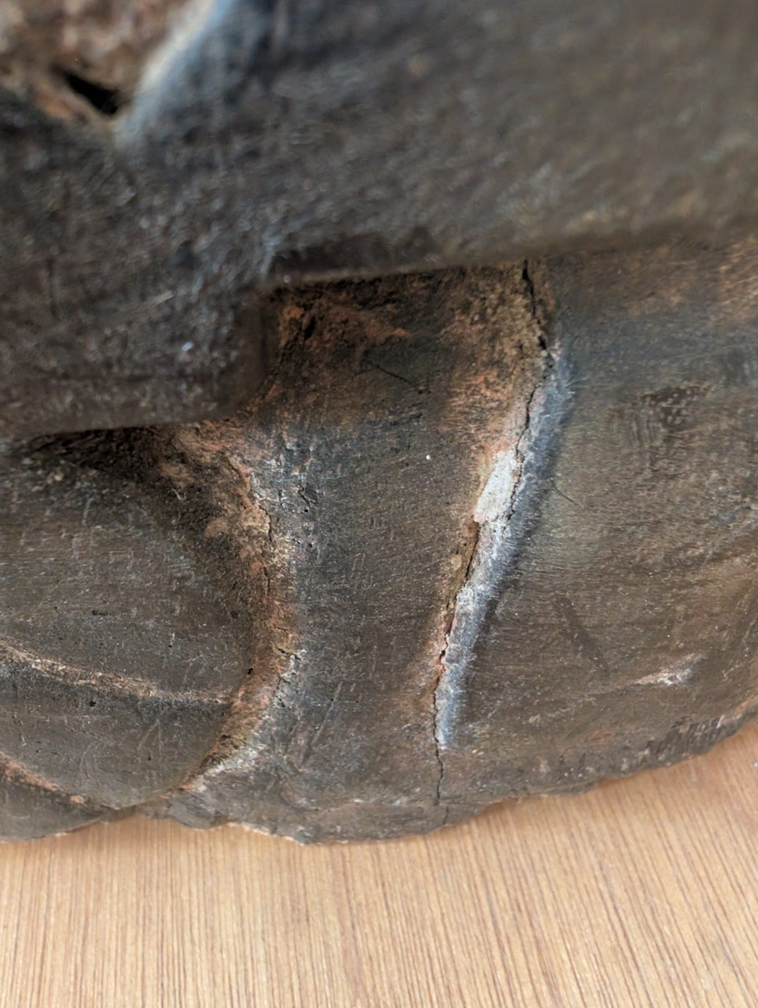 Detail van houten Lakshmi beeld uit Nepal in Newar stijl met resten van polychromie en natuurlijke veroudering