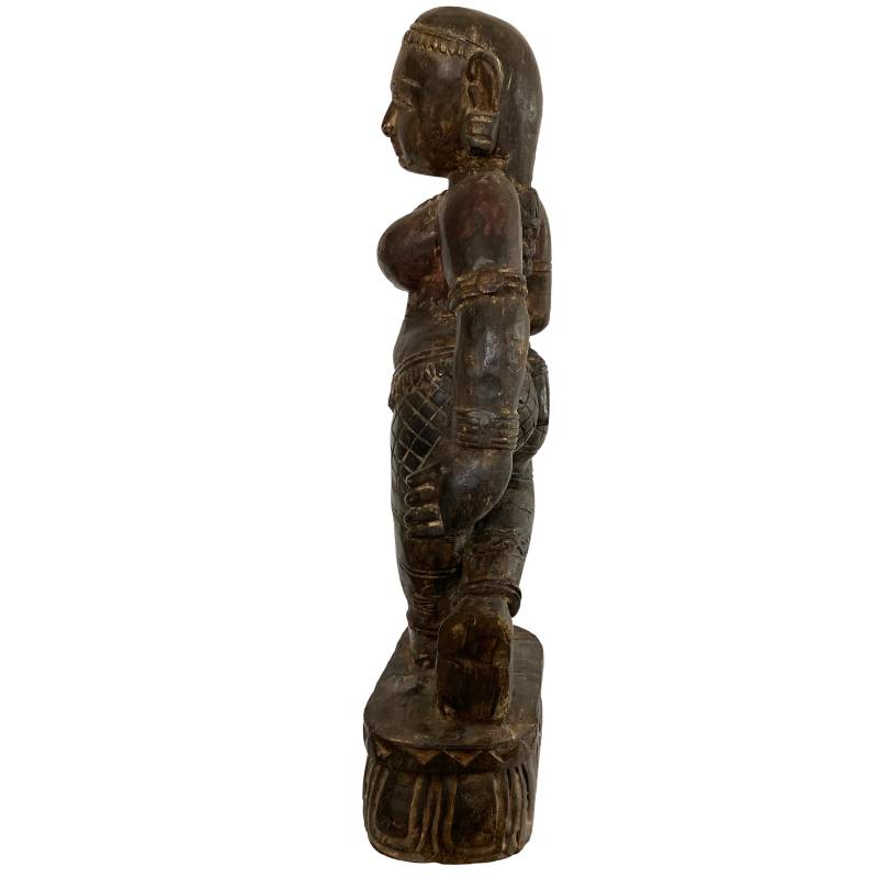 Staand houten Lakshmi beeld Nepal Newar stijl met resten van polychromie en massief snijwerk 