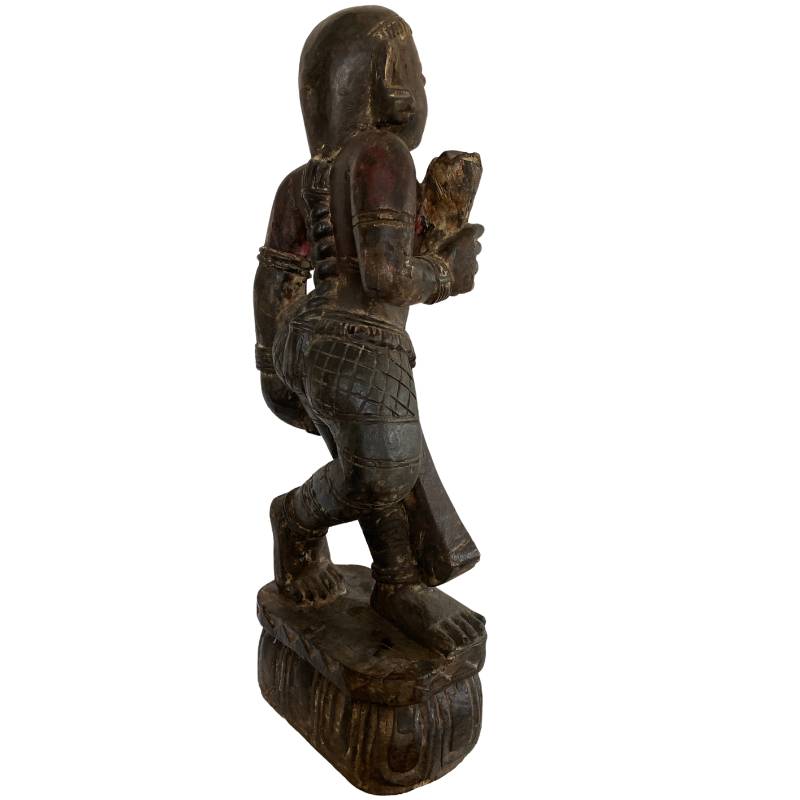 Houten Lakshmi beeld Nepal met craquele verf en diepe patina in het oppervlak 