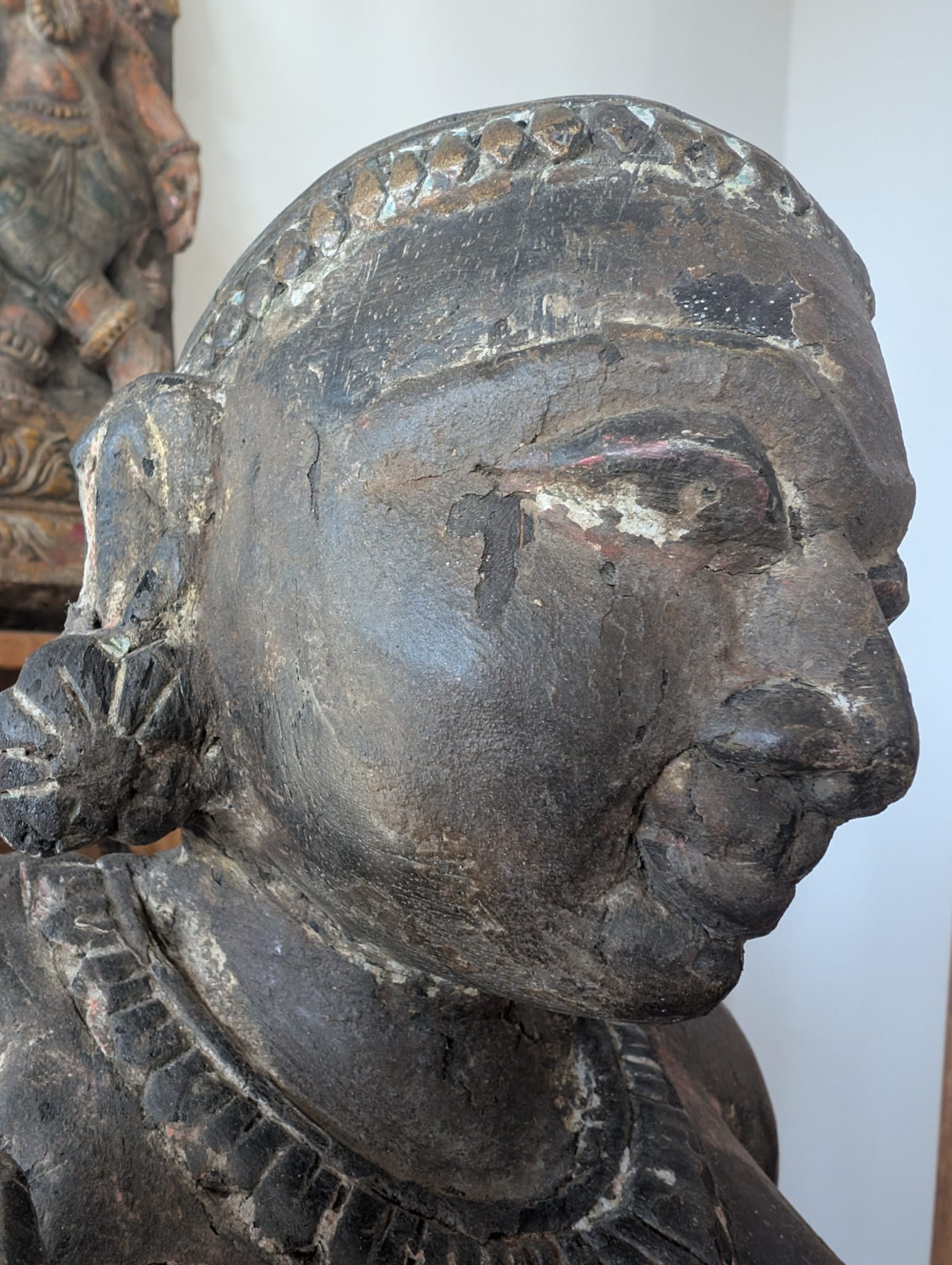 Detail van houten Lakshmi sculptuur uit Nepal in Newar stijl met sporen van ritueel gebruik