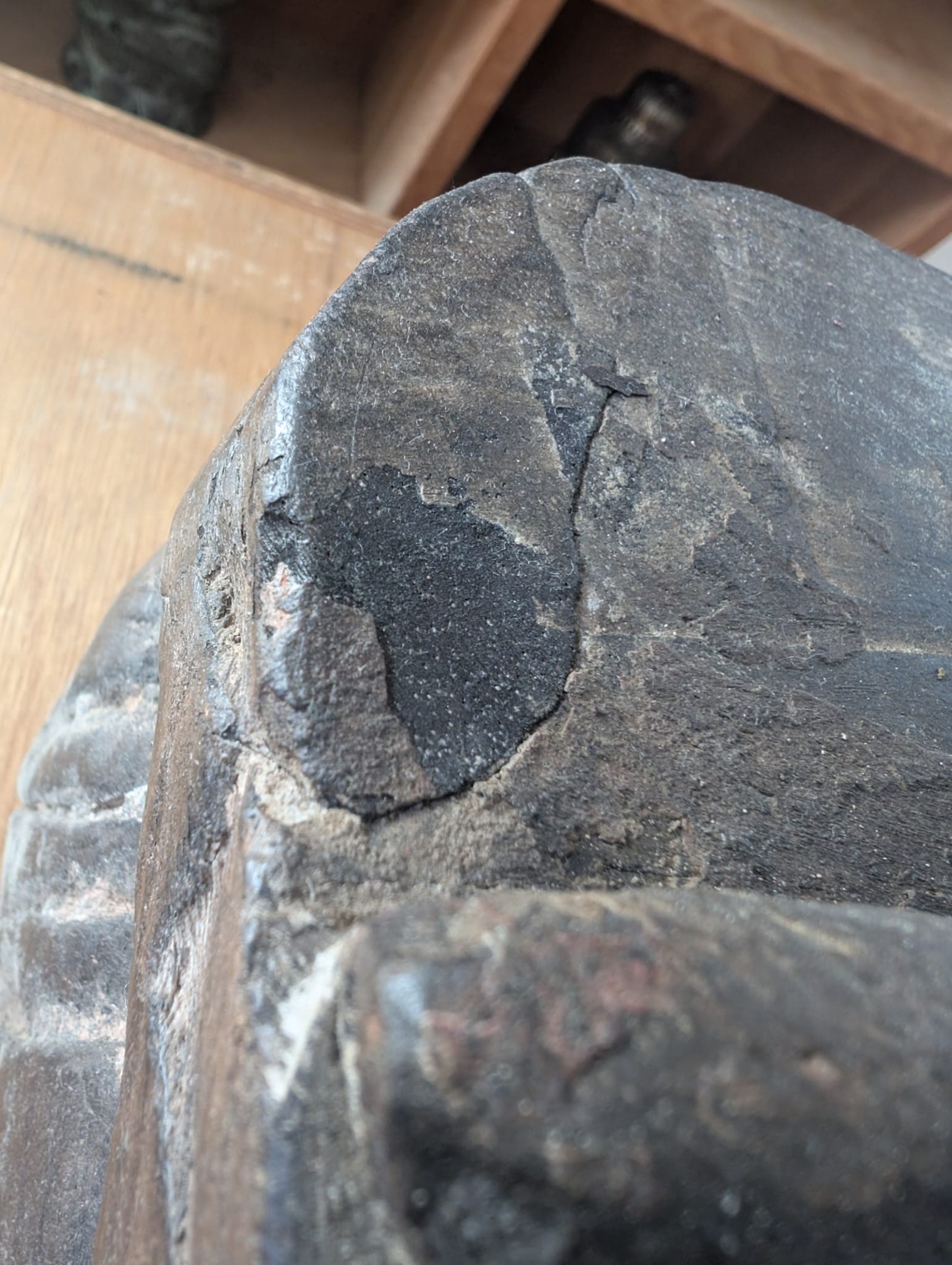 Detail van massief houten Lakshmi beeld uit Nepal met zichtbare beitelsporen en structuur