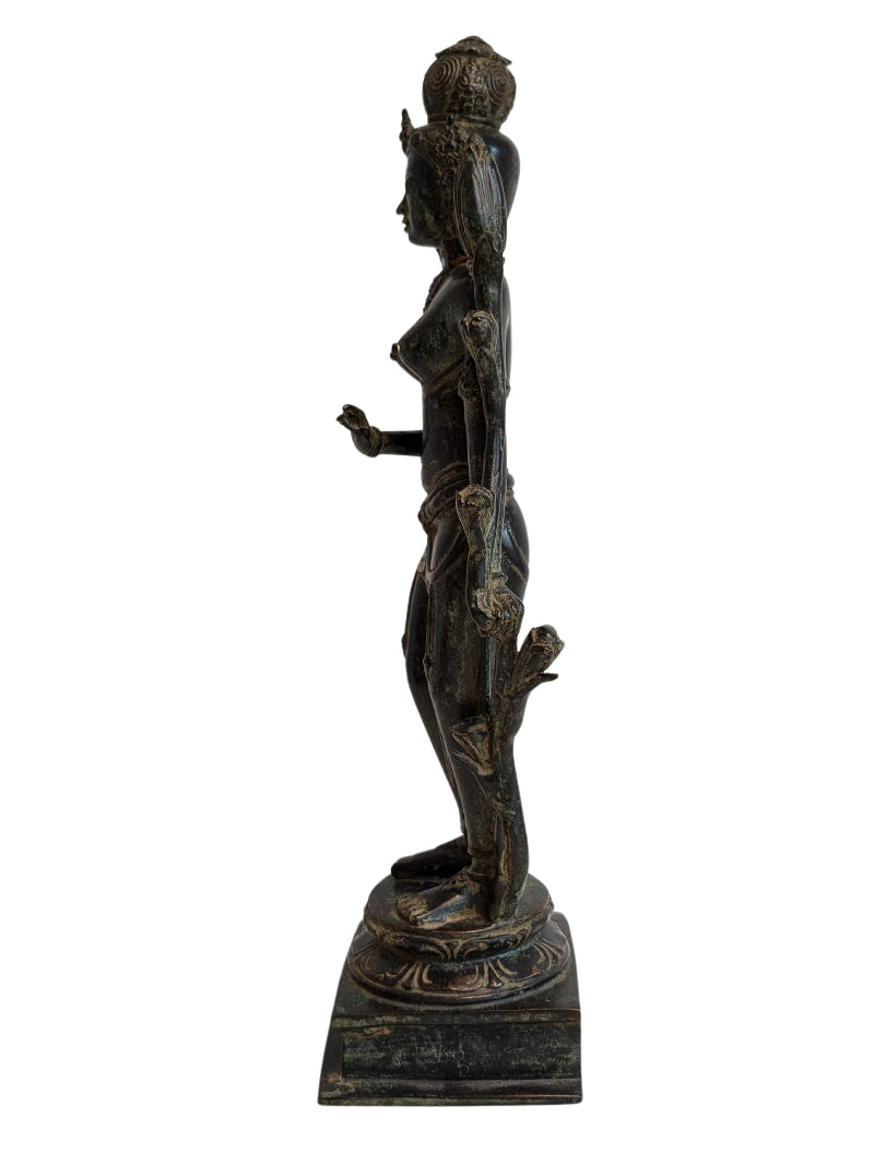 Zuid Indiaas bronzen Lakshmi tempelbeeld met klassieke iconografie