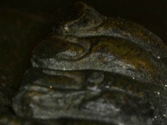 Microscoopfoto van oxidatielagen op oud Thais bronzen beeld