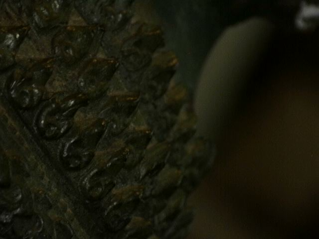 Microscoopdetail van slijtage op antiek Thais bronzen beeld