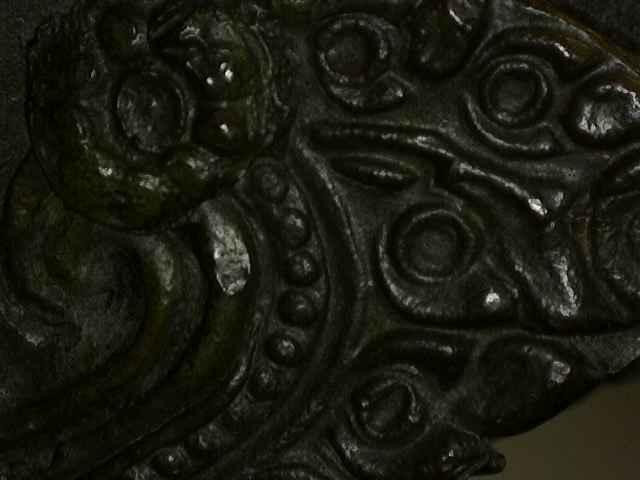 Microscoopbeeld van gietdetail op antiek Thais bronzen beeld