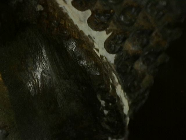 Microscoopbeeld van corrosiepatroon op oud Thais bronzen sculptuur