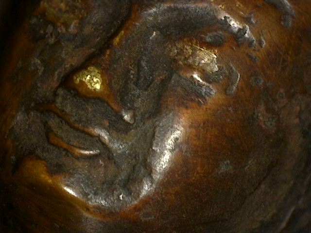 Microscoopdetail van Himalaya bronzen Boeddha met dhyana mudra en natuurlijke patina-opbouw