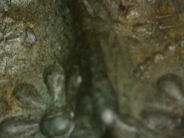 Microscoopdetail van natuurlijke patina op antiek Thais bronzen beeld