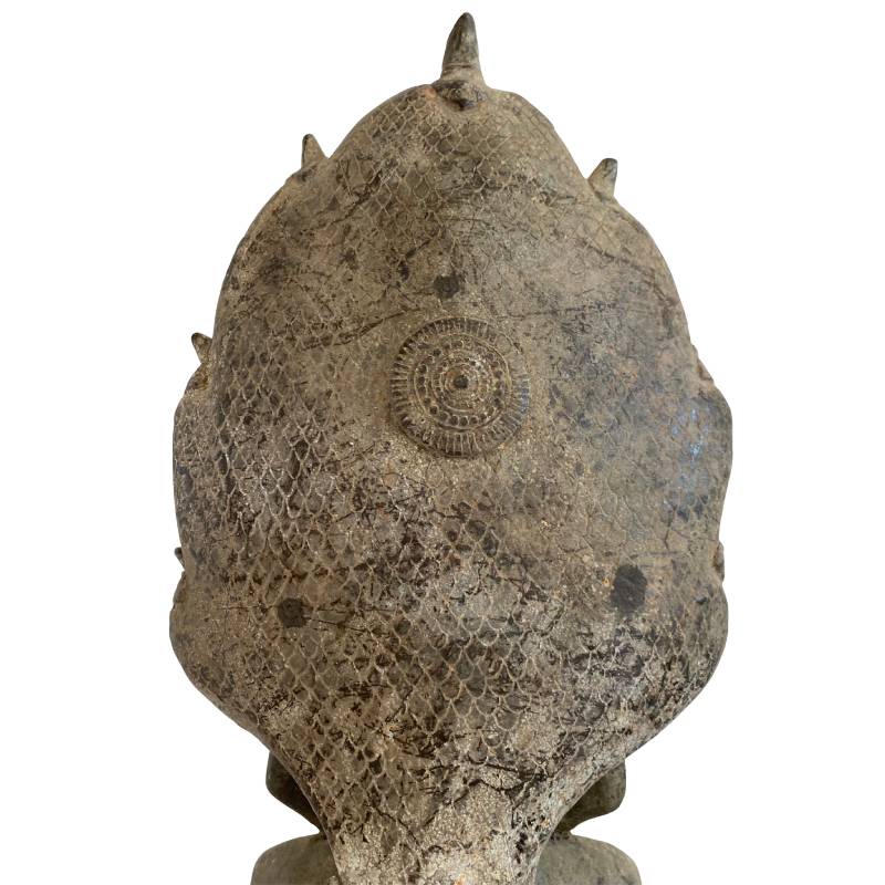 Khmer Mucalinda Boeddha als antiek bronzen tempelbeeld