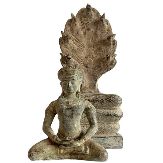 Antieke Khmer Mucalinda Boeddha als bronzen tempelbeeld