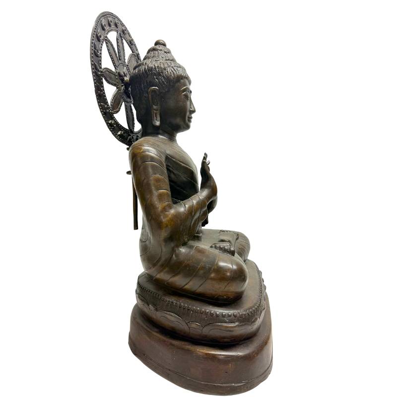 myanmar boeddha dharmachakra mudra bronzen beeld gezicht detail mandalay stijl rustige expressie