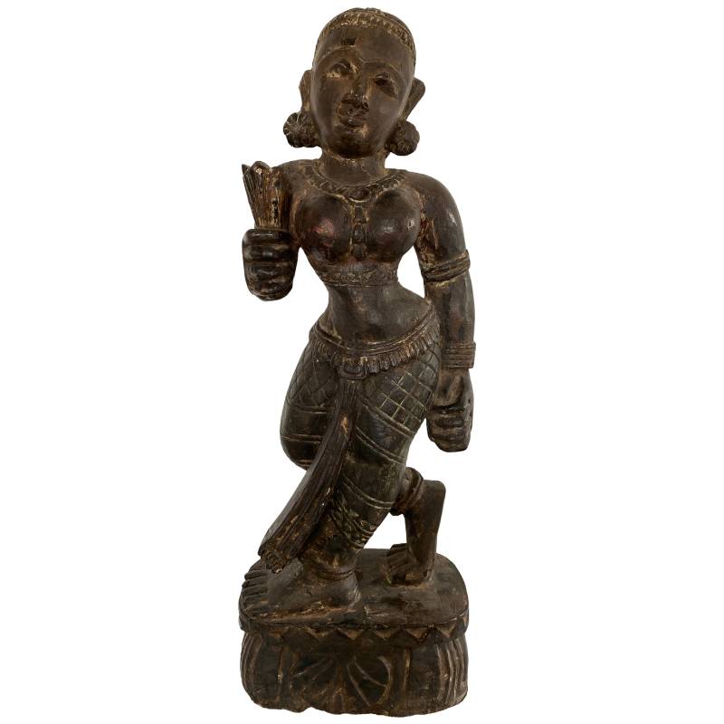 Houten beeld van Lakshmi uit Nepal in Newar stijl, massief gesneden met resten van polychromie en staande houding