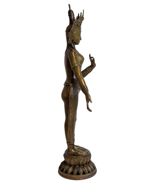 Bronzen Tara in Nepalese Newar-stijl met verfijnde proporties en sierlijke vorm