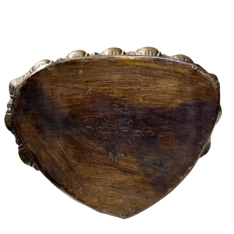 Onderzijde van antieke bronzen boeddha met traditionele afwerking