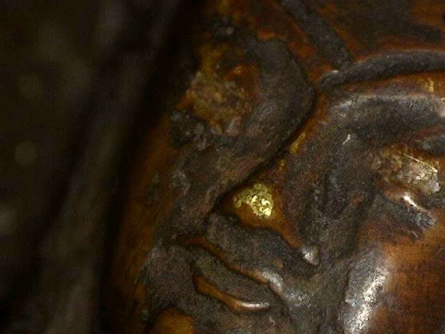 Microscoopdetail van oxidatie op antieke bronzen Boeddha met dhyana mudra