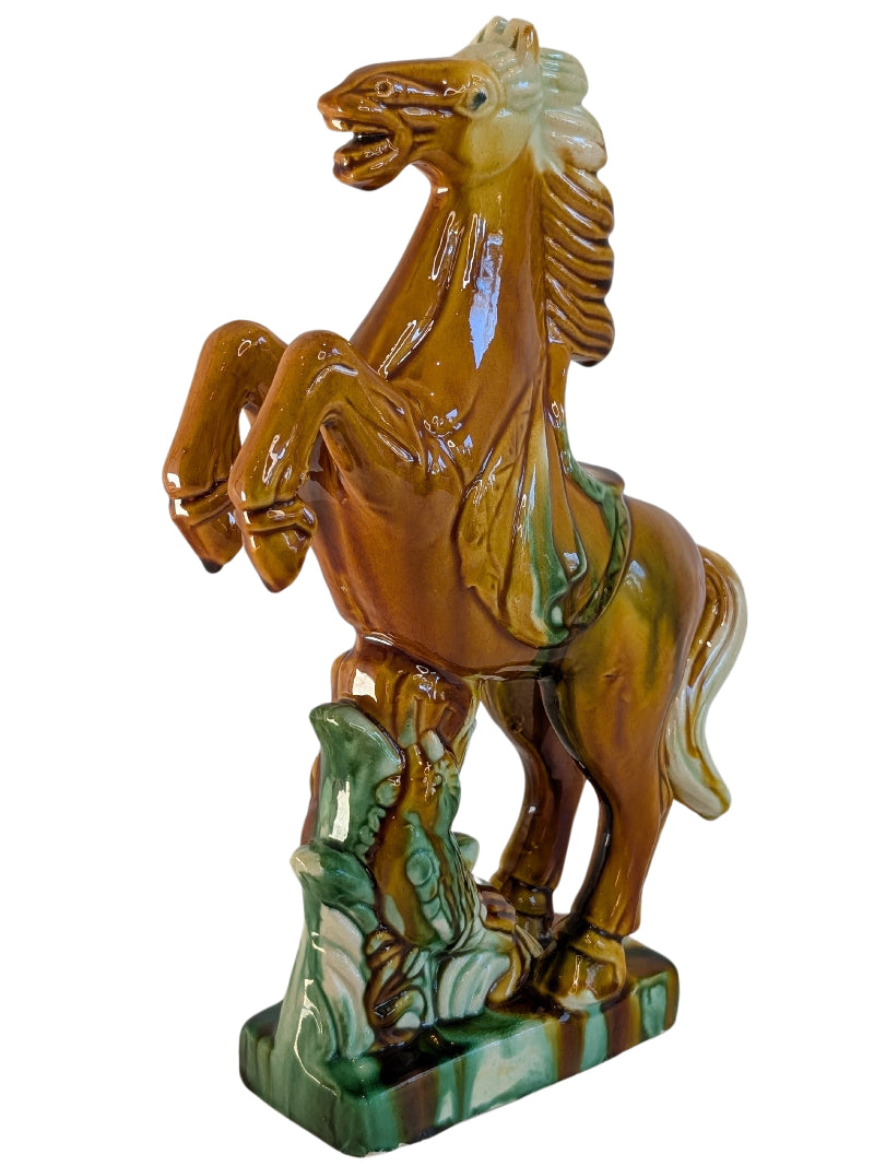 Geglazuurd porseleinen paard beeld met warme aardetinten