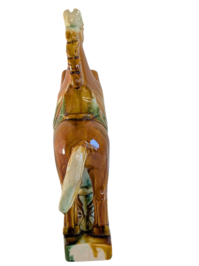 Steigerende paardensculptuur van geglazuurd porselein