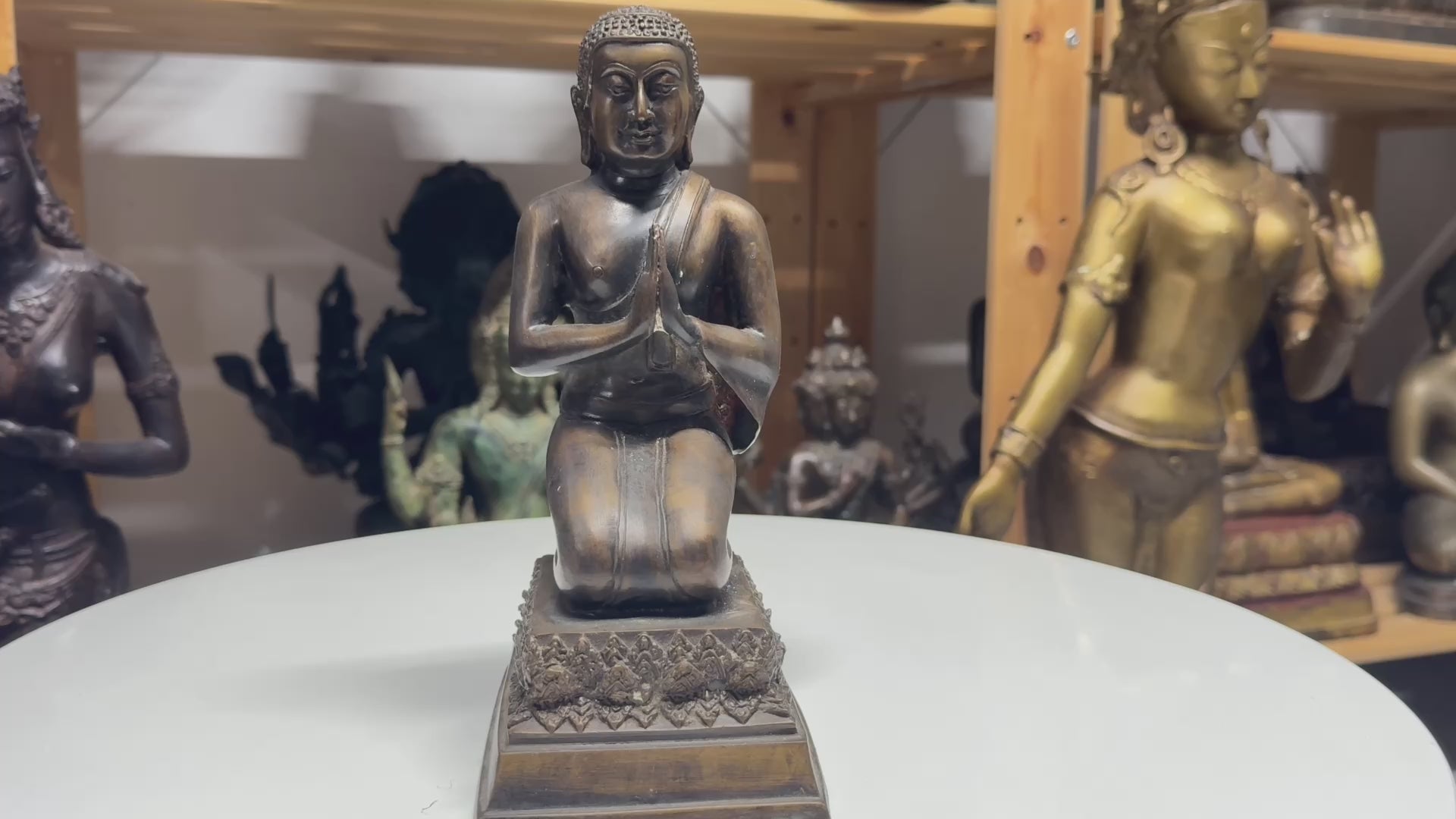 Bronzen Boeddha uit Birma in Anjali mudra voor tempelverering