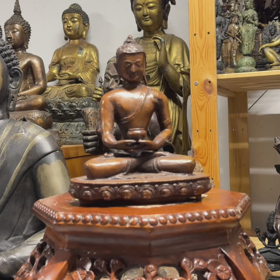 Himalaya bronzen Boeddha in Dhyana mudra met patra, 17e eeuw