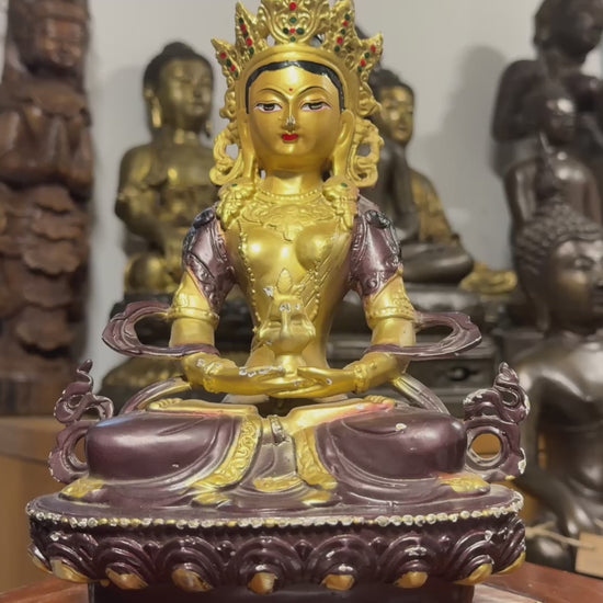 Modern Tara-beeld met goudkleurige afwerking en strak design