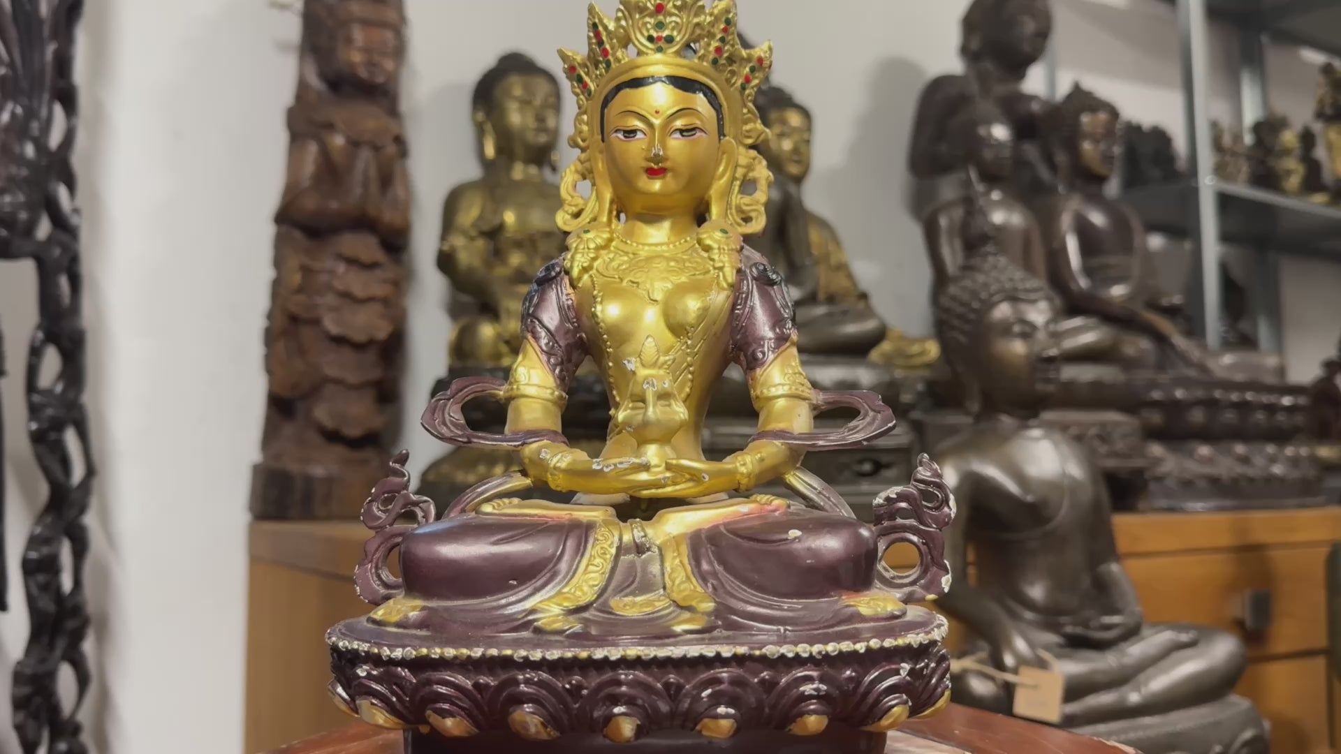 Modern Tara-beeld met goudkleurige afwerking en strak design