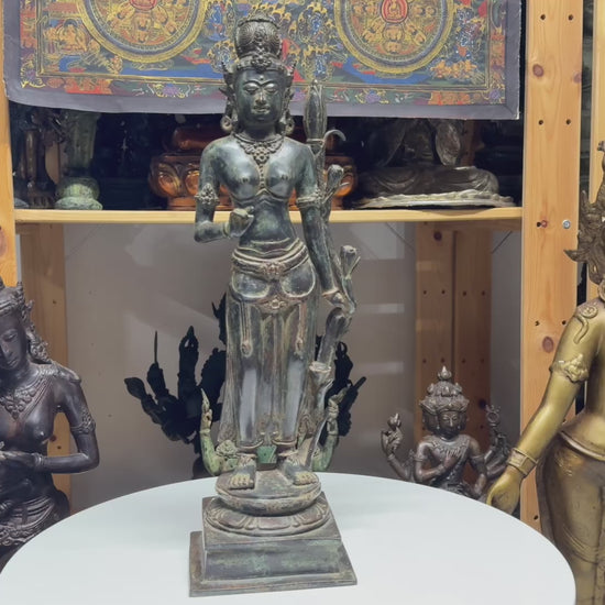 Zuid Indiaas bronzen Lakshmi Sri Devi godinnenbeeld, staand op sokkel, 17e eeuw