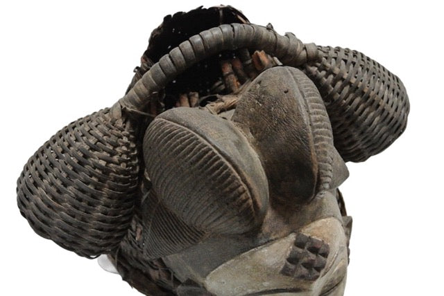 Punu dansmasker met wit gepigmenteerd houten gezicht, traditioneel ritueel gebruik