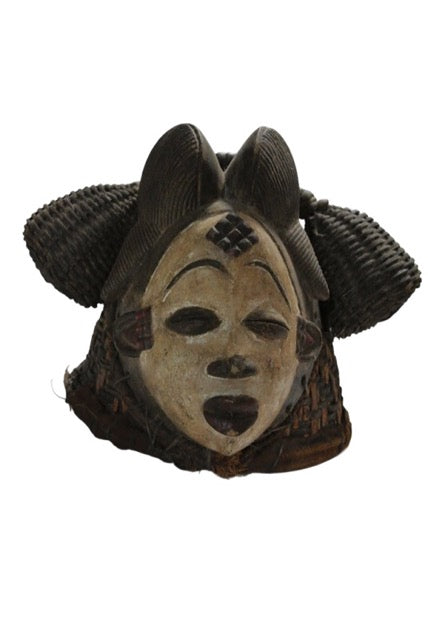 Punu masker uit Gabon, ceremonieel houten masker met gevlochten kap, gebruikt bij rituele dansen
